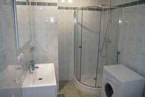 Appartamento (PRZYSTAN) | Bagno | Doccia, asciugacapelli, asciugamani, carta igienica