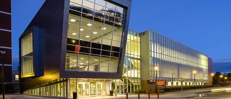 Fachada da propriedade à noite