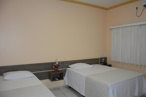 Habitación triple | Minibar, escritorio y wifi gratis 