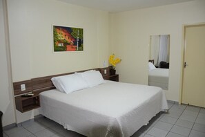 Een minibar, een bureau, gratis wifi