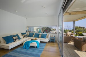 Villa, 2 habitaciones, alberca privada | Sala de estar | Televisión de pantalla plana, chimenea y reproductor de DVD 