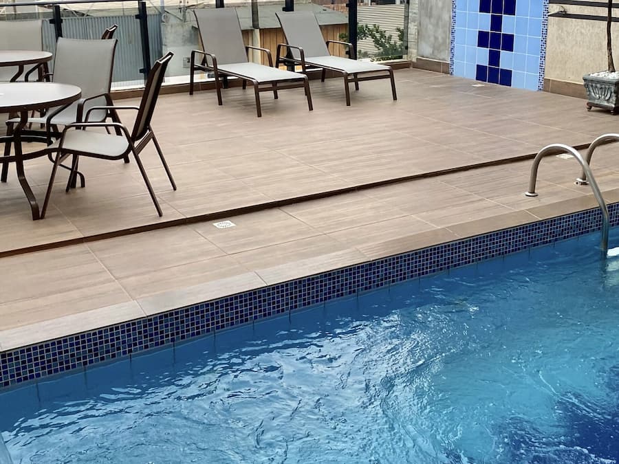 Piscine extérieure, accès possible de 10 h à 22 h, chaises longues