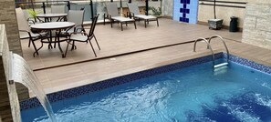 Outdoor pool, open 10:00 AM to 10:00 PM, pool loungers - Hotel Caribe (Porto Velho)