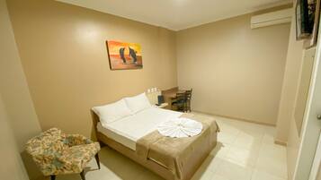 Quarto casal | Frigobar, escrivaninha, berços grátis, Wi-Fi de cortesia