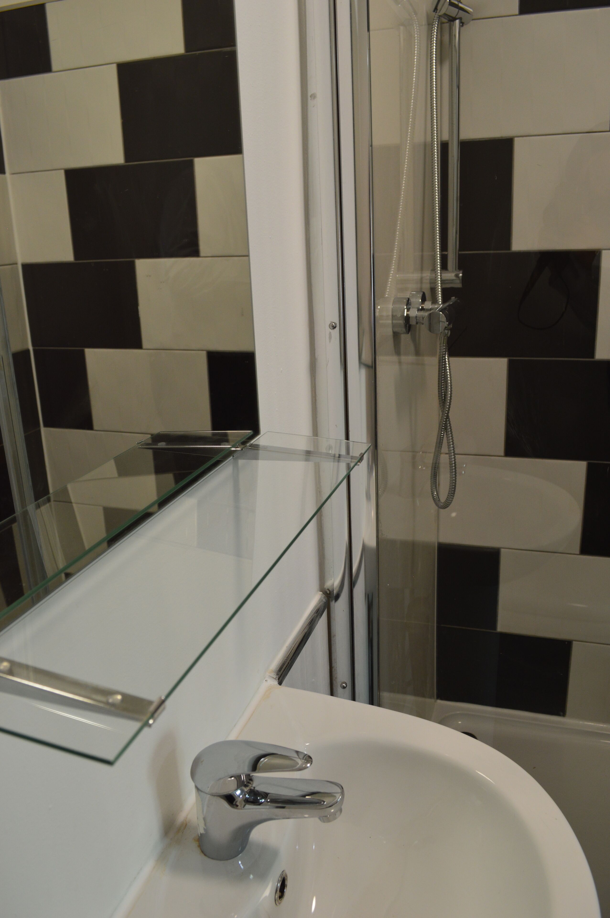 Douche, articles de toilette gratuits, sèche-cheveux