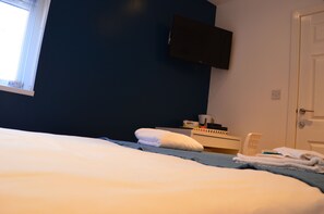 Kamar Double | Seprai premium, minibar, dan didekorasi berbeda-beda