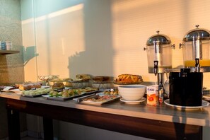 Free daily buffet breakfast  - Hotel Tropical (Porto Velho)