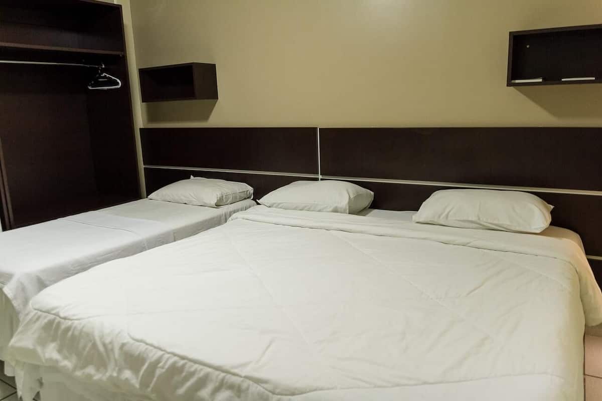 Tripla Basic, letti multipli | Minibar, una scrivania, postazione laptop, Wi-Fi gratuito