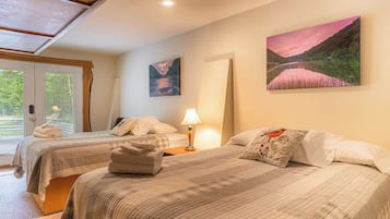 5 Bedroom 3.5 Bath Cabin, Full Kitchen, Hot Tub | 1 ๊ฐ์ ์นจ์ค, ๊ณ ๊ธ ์นจ๊ตฌ, ๊ฐ๊ฐ ๋ค๋ฅธ ์คํ์ผ์ ์ธํ
๋ฆฌ์ด, ๊ฐ๊ฐ ๋ค๋ฅด๊ฒ ๊ฐ๊ตฌ ๋น์น