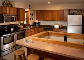 Frigorífic gran, microones, forn i placa de cuina