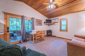 2 Bedroom 1 Bath Cabin, Full Kitchen, Outdoor Grill, Hot Tub | Oppholdsområde