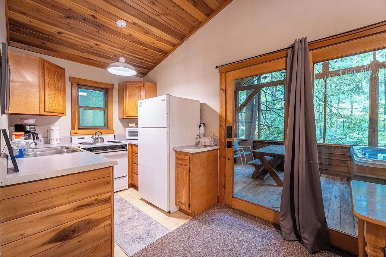 Full-size fridge, microwave, oven, stovetop