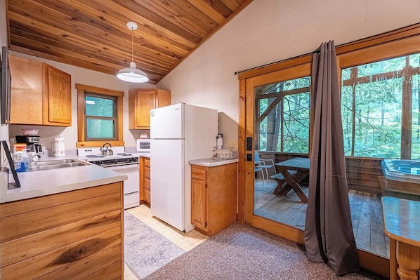 Coffee/tea maker, oven, stovetop, dishwasher - Opossum Creek Retreat (Victor)