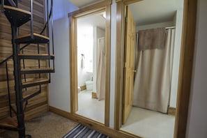 Cabaña de lujo | Baño | Ducha, artículos de higiene personal gratuitos y secador de pelo