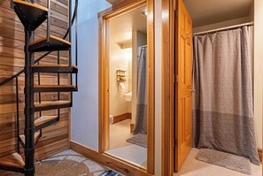 5 Bedroom 3.5 Bath Cabin, Full Kitchen, Hot Tub | Bilik Mandi | Pancuran mandi, kelengkapan dandanan diri percuma, pengering rambut 