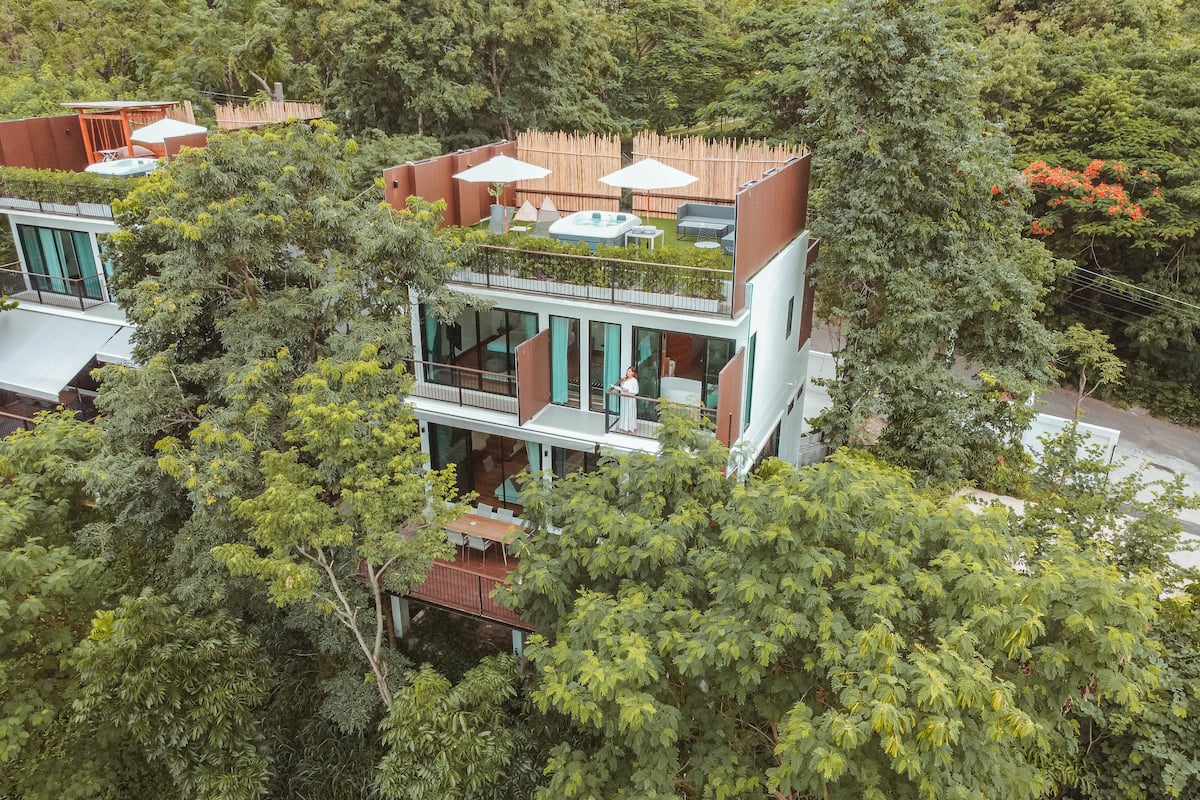 Hilltop Residence (Pet Friendly)