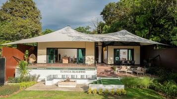 Eden Pool (Pet Friendly) | Premium bedding, pillow-top beds, free minibar, in-room safe