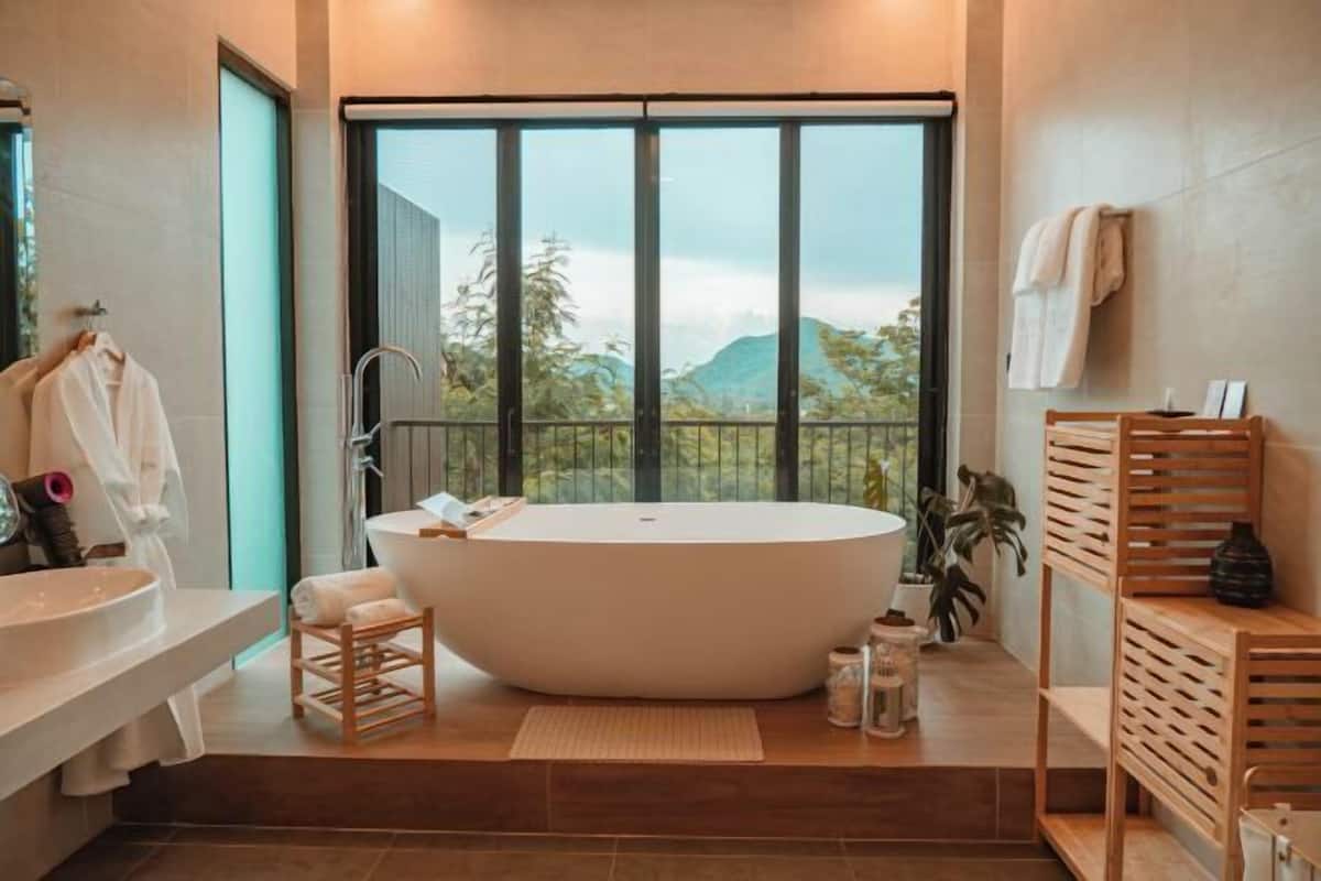 Baignoire et douche séparées, articles de toilette gratuits