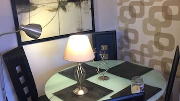 Deluxe Apartment, 1 King Bed, Kitchen, City View | In-room dining
