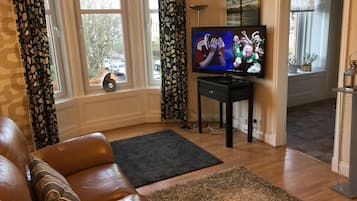 Căn hộ Deluxe, 1 giường cỡ king, bếp, quang cảnh thành phố | Phòng khách | TV màn hình phẳng 49-inch có truyền hình kỹ thuật số, TV
