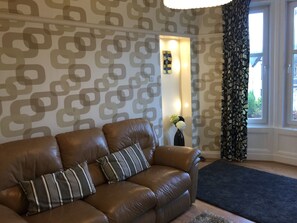 Appartamento Deluxe, 1 letto king, cucina, vista città | Area soggiorno | TV a schermo piatto 49 pollici con canali digitali, TV