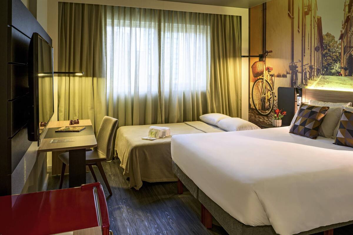 pillow-top beds, minibar, in-room safe, desk