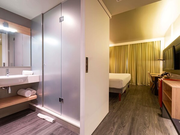 Phòng Superior, 1 giường cỡ king | Nệm có lớp đệm bông, minibar, két bảo mật tại phòng, bàn 