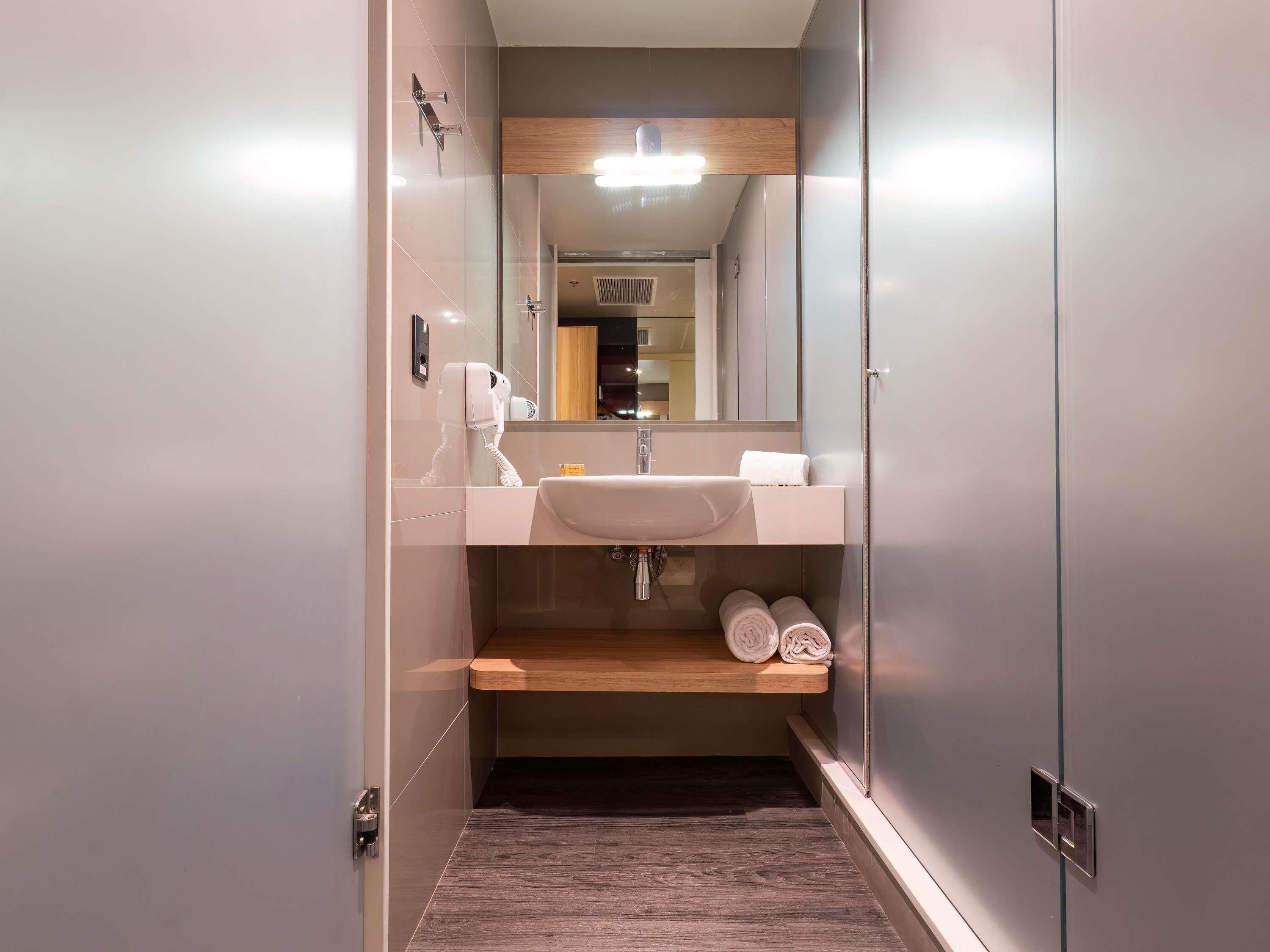 加厚床垫、迷你吧、客房内保险箱、办公桌