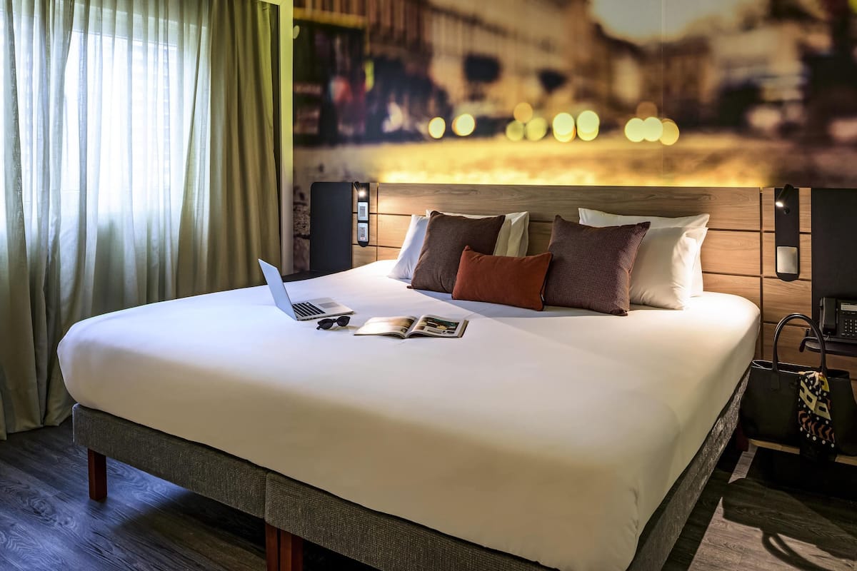 Chambre supérieure, 1 trÚs grand lit | Lit avec matelas à plateau-coussin, minibar, coffre-fort, bureau