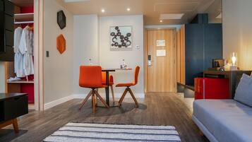 Camas com colchões pillow-top, frigobar, cofres nos quartos