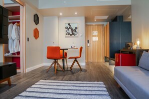 特厚豪華床墊、迷你吧、房內夾萬、書桌