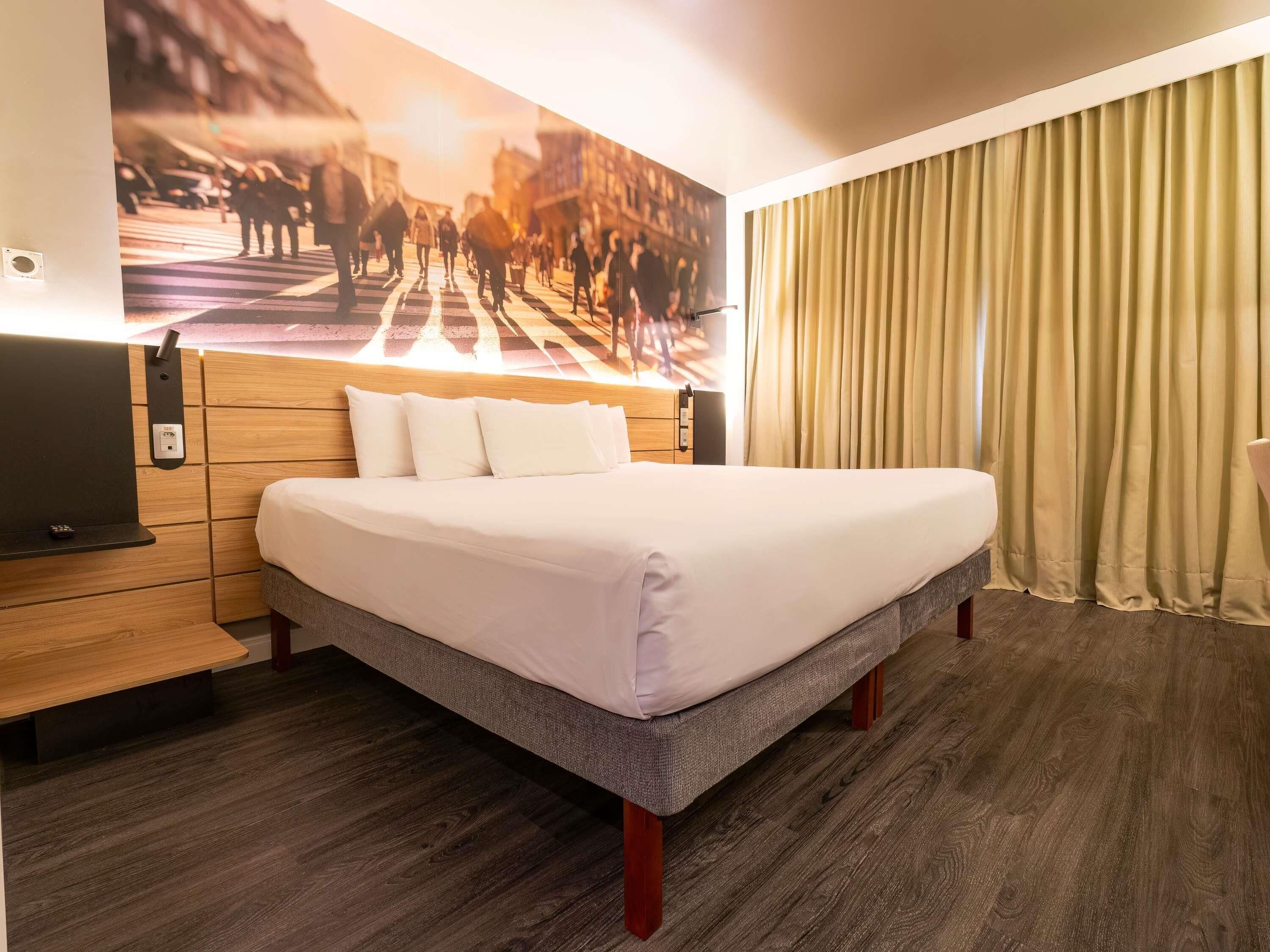 أسرّة بطبقة علوية مريحة وميني بار وخزنة داخل الغرفة ومكتب