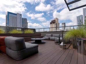 A rooftop terrace with outdoor seating, a view of the city skyline, and a modern design. - Novotel Curitiba Batel (Curitiba)