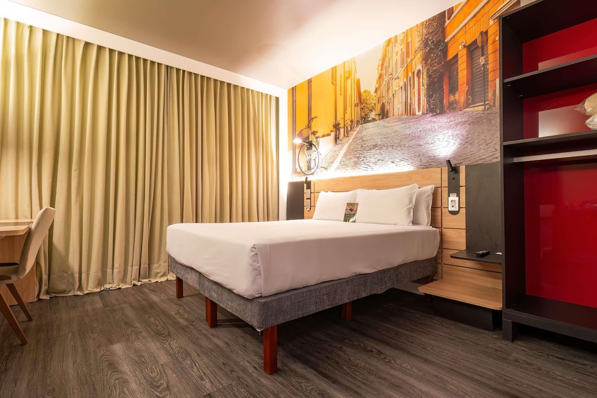 Superior Room for Reduced Mobility | Pillow-top beds, minibar, in-room safe, desk