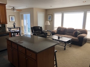 Condo luxueux, 2 chambres, cuisine, au bord de la plage | Aire de séjour | Téléviseur à écran plat, console de jeux vidéo