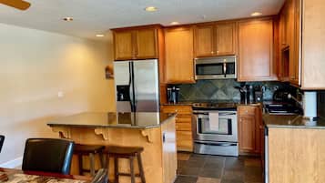 Luxury Condo, 2 Bedrooms, Kitchen, Partial Ocean View | Private kitchen
