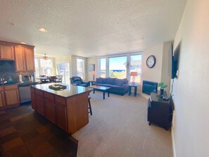 尊榮公寓客房, 2 間臥室, 部分海景 | 起居區 | 平面電視、電視遊樂器