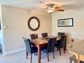 Luxury-Apartment, 2 Schlafzimmer, Küche, eingeschränkter Meerblick | Esszimmer