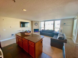 Condo Premium, 2 habitaciones, cocina, planta baja (Condo 22) | Cocina privada | Refrigerador, microondas, horno y parrilla de estufa 