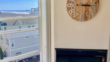 Condo Cao cấp, 2 phòng ngủ, bếp, quang cảnh một góc biển | Quang cảnh biển