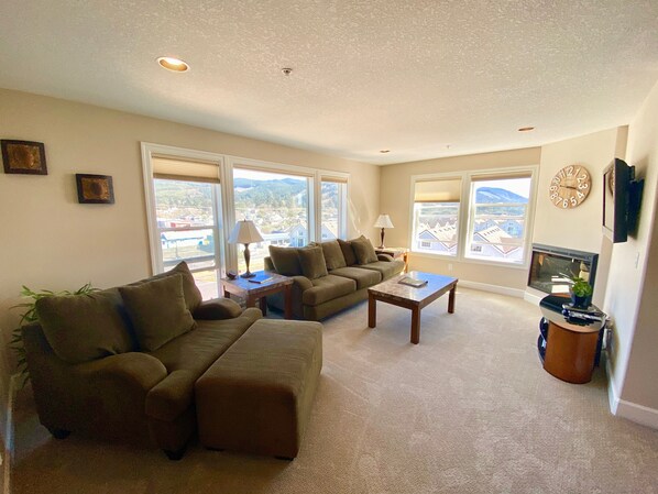 Condo luxueux, 2 chambres, cuisine, vue partielle sur l'océan | Vue de la chambre