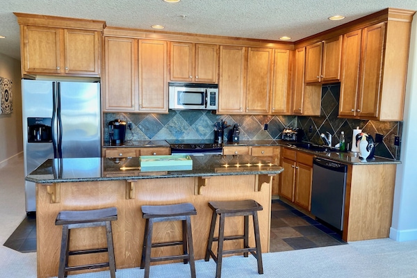 Apartamento Premium, 2 habitaciones, vistas parciales al mar | Cocina privada | Frigorífico, microondas, horno y placa de cocina