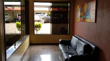 Área de estar no saguão