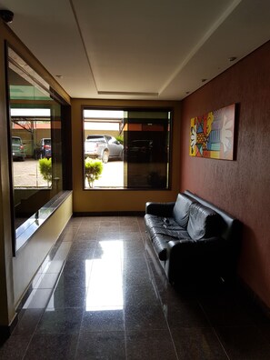 Lobby sitting area - Hotel do Porto (Porto Velho)