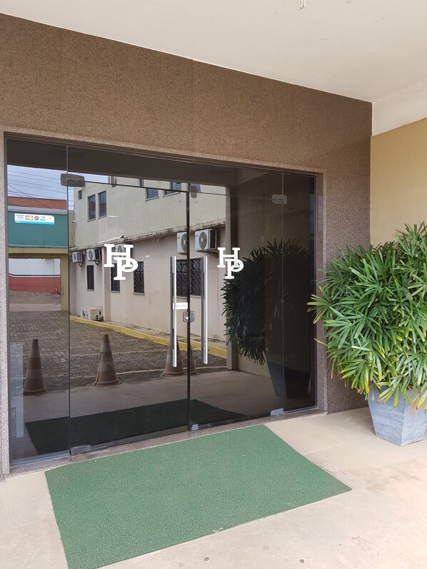 Property entrance - Hotel do Porto (Porto Velho)
