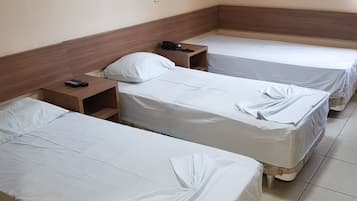 Quarto triplo standard | Frigobar, escrivaninha, ferros/tábuas de passar roupa, Wi-Fi de cortesia