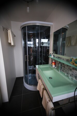 Shower, rainfall showerhead, free toiletries, hair dryer