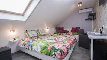 Deluxe tweepersoonskamer, 1 kingsize bed | Een minibar, een bureau, geluiddichte muren, een strijkplank/strijkijzer