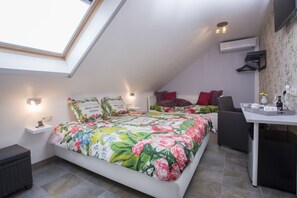 Deluxe tweepersoonskamer, 1 kingsize bed | Een minibar, een bureau, geluiddichte muren, een strijkplank/strijkijzer