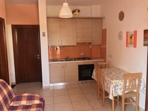 Apartment, 1 Bedroom | Private kitchenette | Full-size fridge, oven, stovetop, cookware/dishes/utensils - Residence Massilor (Gallipoli)